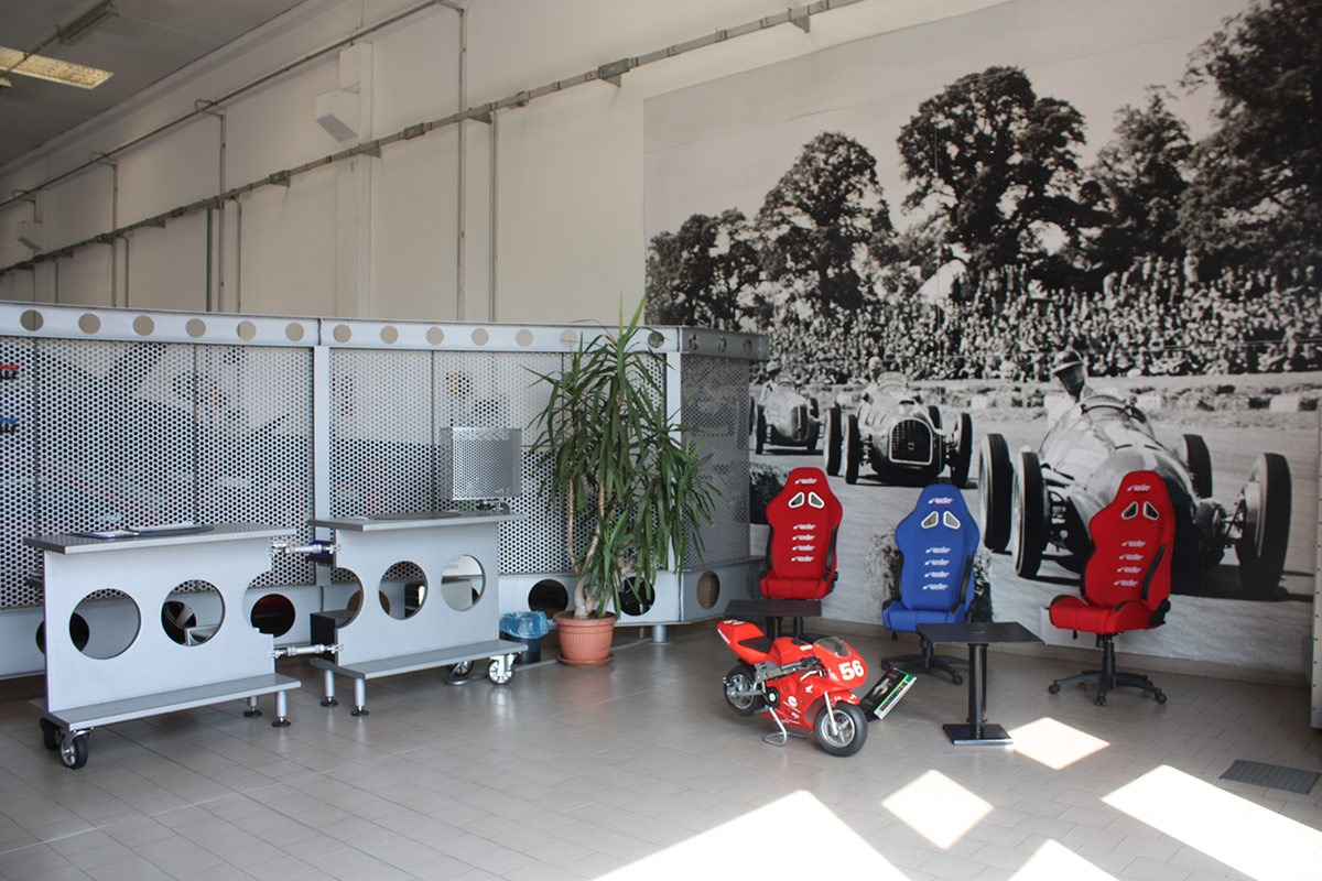 Area di accoglienza clienti di AD Donzelli con arredi ispirati al mondo automotive