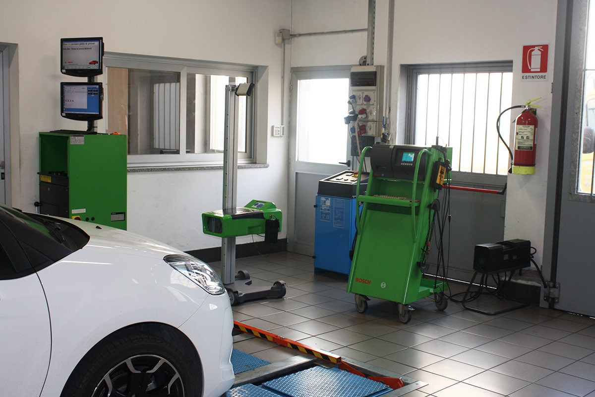 Postazione di diagnostica computerizzata nell'officina AD Donzelli